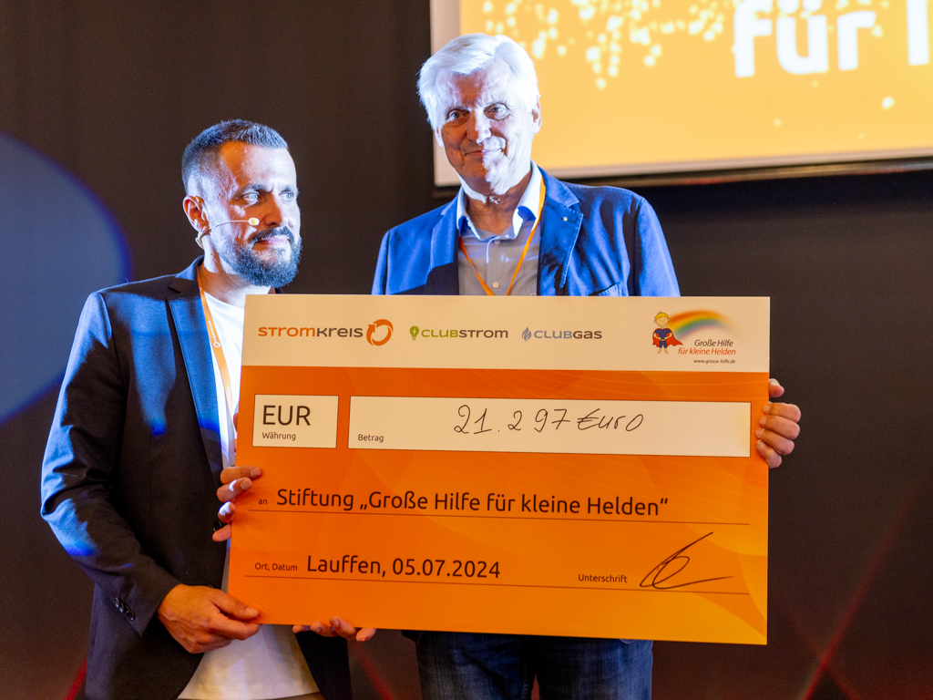EnergySummer_2024_stromkreis-2030 Nico Roder übergibt den Spendencheck an Herr Seiter von der Stiftung Große Hilfe für kleine Helden